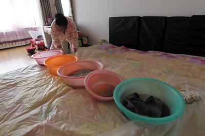 沁源楼上漏水，住户失联，小区没物管，业主维权难！律师来支招……